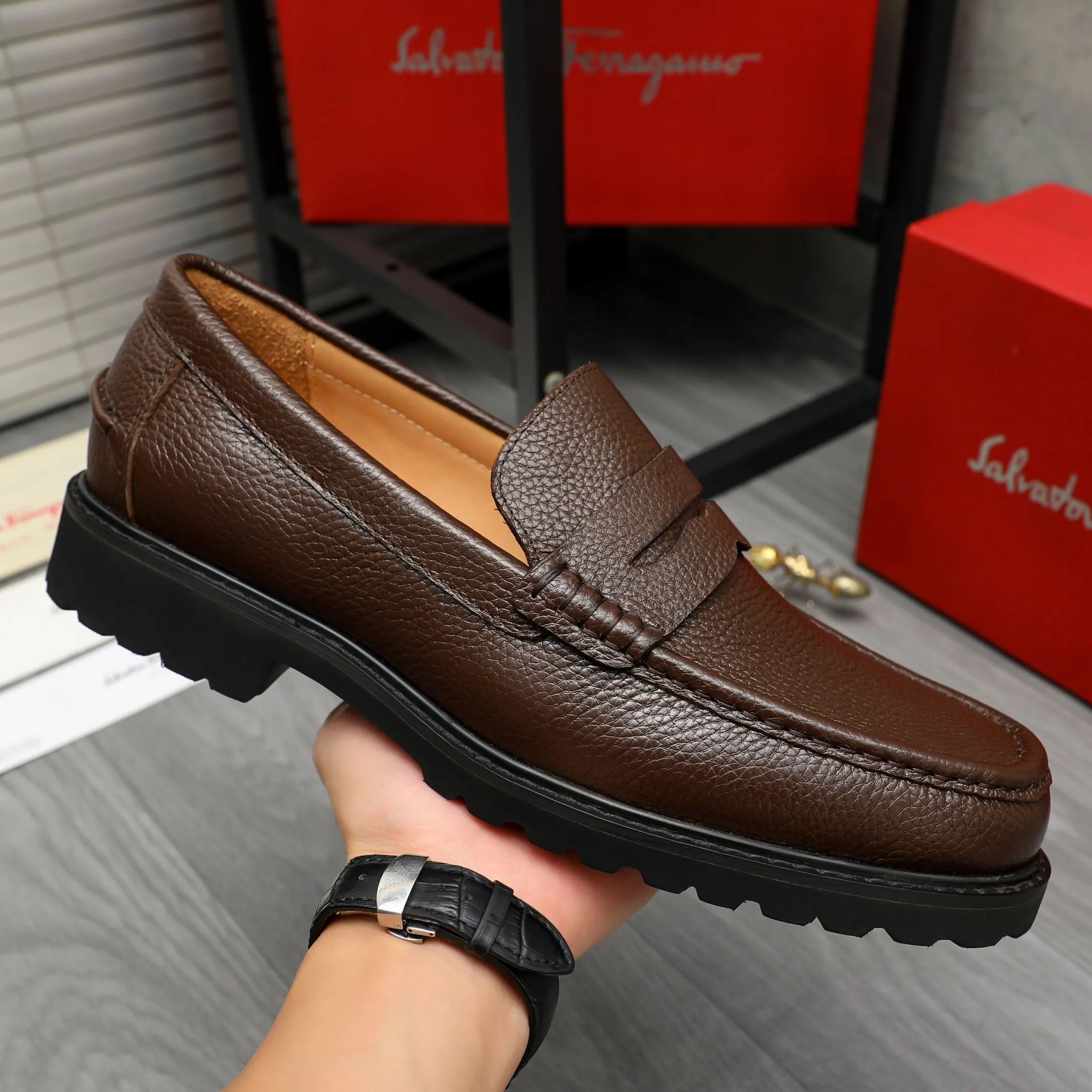 Men's shoes 💰442 Product trademark: Ferragamo "Ferragamo" business formal leather shoes Regular size: 38-46 (45.46 is custom-made and non-returnable) Product materials: Selected small pebbled cowhide upper, cowhide lining, non-slip rubber outsole